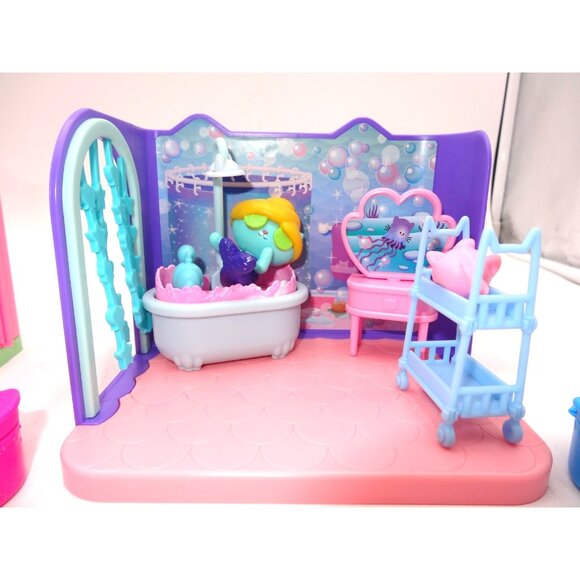 Gabby's Dollhouse Sweet Dreams Bedroom Playset and Primp and Pamper Bathroom - Picture 2 of 16